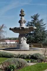 Fototapeta na wymiar Valentin-Ostertag-Brunnen im Kurpark von Bad Dürkheim / Pfalz
