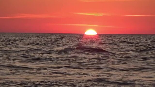 Zach&oacute;d słońca nad morzem bałtyckim