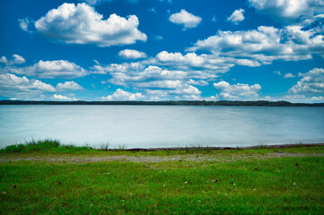 Seeufer und Wolkenhimmel, Starnberger See, Bayern, Deutschland