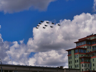 Fighter jets fly at ultra-low altitude over the city
