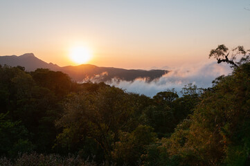 Nascer do Sol na serra do Mar no Paraná com nuvens baixas na planície litorânea. 