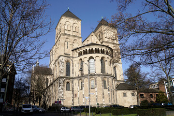 Fototapeta na wymiar St. Kunibert, romanische Kirche aus dem 13. Jahrhundert