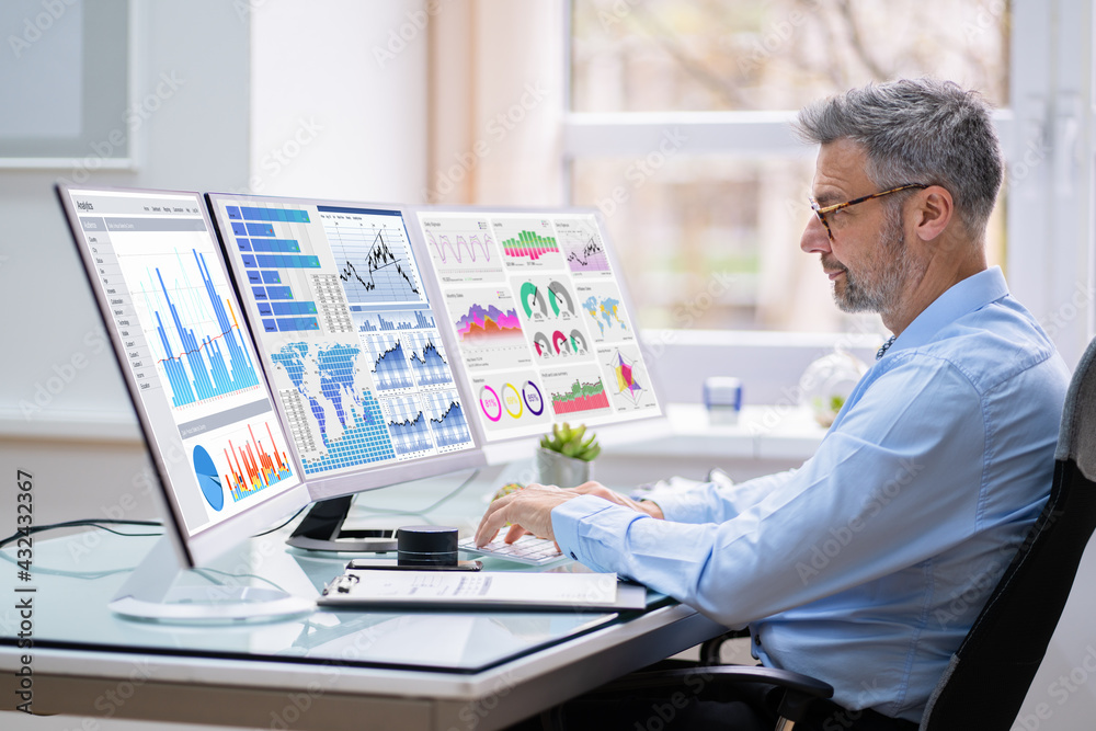 Aufkleber Man Advisor Using Multiple Computer Monitors