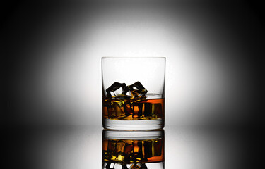 whiskey Glas mit Eiswürfel