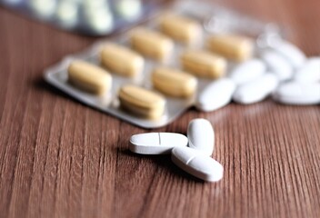 Fototapeta na wymiar pills tablets capsules on a wooden table medicine