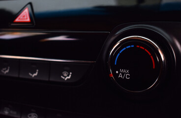 Detallado y limpieza final de control de aire acondicionado y calefaccion en un automovil en la consola central