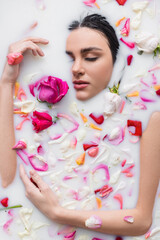 Obraz na płótnie Canvas sensual woman taking bath with milk and rose petals.