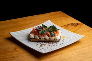 tostada keto con salmon y queso crema 