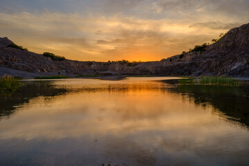 Fototapeta na wymiar sunrise over the lakeside 