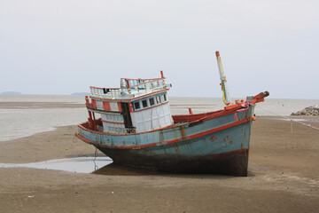 Fototapeta na wymiar The old boat on the beach.
