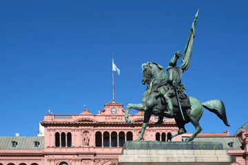 Fototapeta na wymiar Sculpture of General Manuel Belgrano seen from behind. Buenos Aires, Argentina