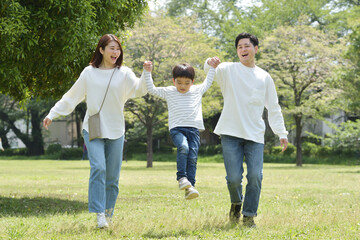 Obraz premium 散歩する若いファミリー