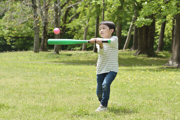 野球遊びをする男の子
