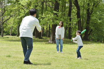 公園で野球をするファミリー