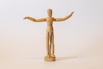 Boneco articulado de madeira.
