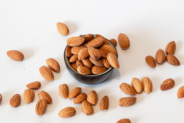 Tigela com amêndoas. 
