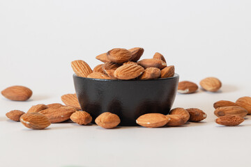 Tigela com amêndoas. 
