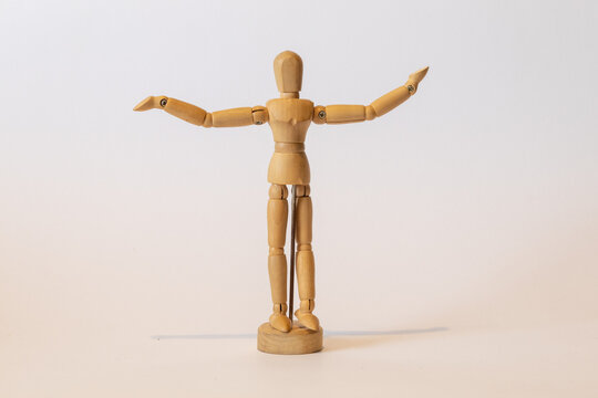 Boneco articulado de madeira.