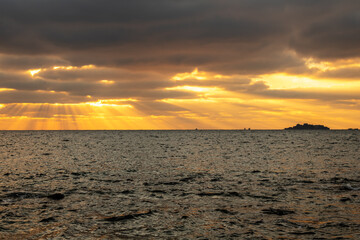 軍艦島と夕陽　長崎の世界遺産