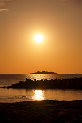 軍艦島と夕陽　長崎の世界遺産