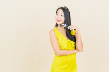 Portrait beautiful young asian woman with cosmeti make up brush