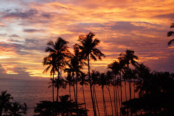 夕焼けに染まるロンボク島のビーチ