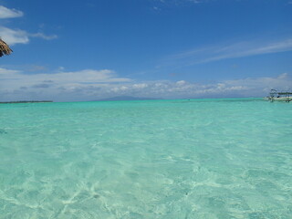 タヒチ　ボラボラ　エメラルドグリーンの海