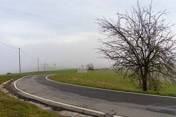 Paysage de campagne Italien dans le brouillard
