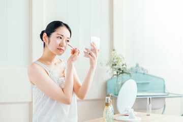 涙袋メイクをする女性
