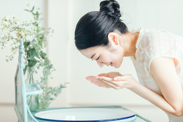 Obraz na płótnie Canvas 洗顔・スキンケアする女性 