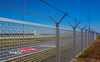 Fototapeta premium Sicherheitszaun am Flughafen in Frankfurt am Main