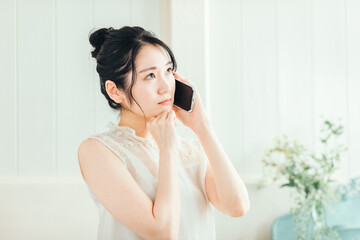 スマホで通話する女性（困る）
