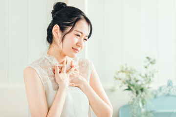 胸に異変を感じる女性
