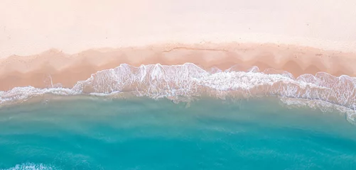 Fotobehang Panorama bovenaanzicht van blauwe aqua zee en wit zand. Leg in de zomer zeegolf en strand vast met een drone. © Sugrit