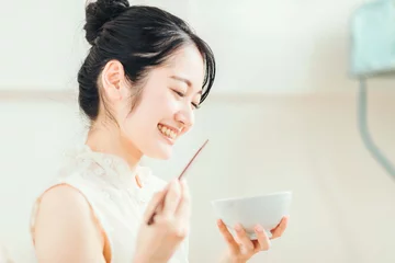 Keuken spatwand met foto 白米を食べる女性  © buritora