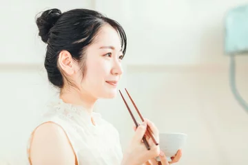 Fotobehang 白米を食べる女性  © buritora