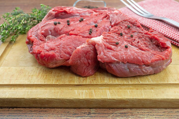 côte de boeuf cru sur une planche à découper