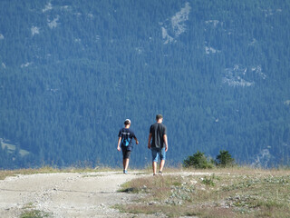 randonnée en montagne entre frères