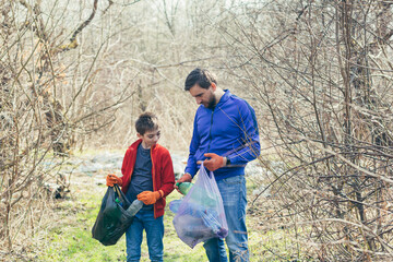 Father and son clean the park of rubbish, volunteers clean the forest of plastic bottles, and spend time together