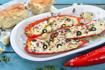 Aus der Mittelmeerküche– Roter Spitzpaprika mit Ziegenfrischkäse und griechischem Feta frisch aus dem Ofen – Mediterranean cuisine – Baked red pointed peppers filled with feta, cream cheese and olives