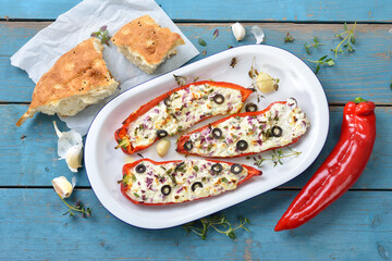 Mediterrane Küche – Roter Spitzpaprika mit Ziegenfrischkäse und griechischem Feta frisch aus...