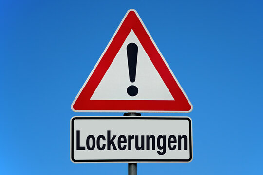 Lockerungen - Achtung Schild mit blauem Himmel