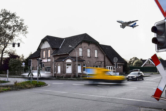 Verkehrskreuzung, Mobilit&auml;t, Fortbewegungsmittel, Verkehr, Eilpost, Express, Autos, Flugzeug, abbiegen, Elektrofahrzeug der Post, Post elektrisch unterwegs, Bahn&uuml;bergang