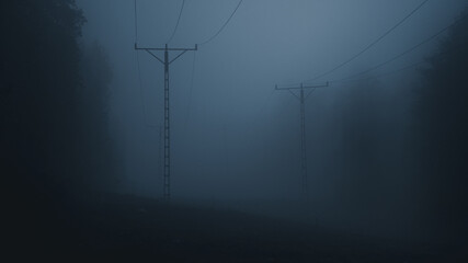 Słupy energetyczne w mrocznej mgle