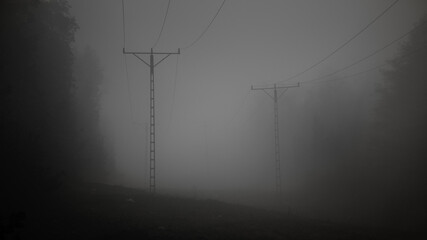 Słupy energetyczne we mgle