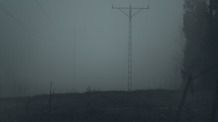 Słupy energetyczne we mgle