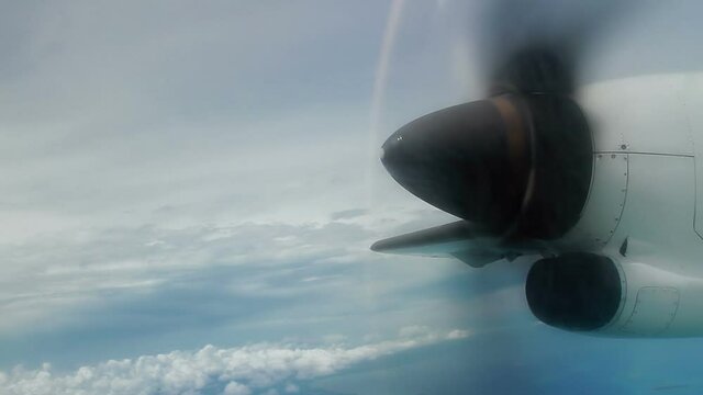 Flying propeller aircraft, propeller rotation