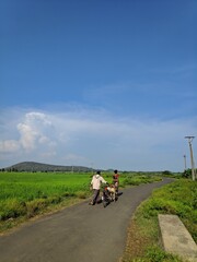 Obraz premium Hyderabad, India - may 08, 2021: farmers are going to the agriculture fields to work day