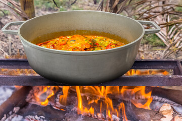 Cari de poisson rouge cuisiné à la créole au feu de bois, spécialité culinaire réunionnaise 