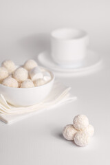 Fototapeta na wymiar marshmallows in a white bowl